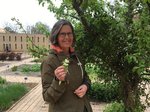 Anne Murmann fortæller om vilde og spiselige planter i Den medicinske urtehave på Steno Museet. Klik på billedet for at downloade det ifm redaktionel omtale. Flere pressebilleder til sidst på siden. 